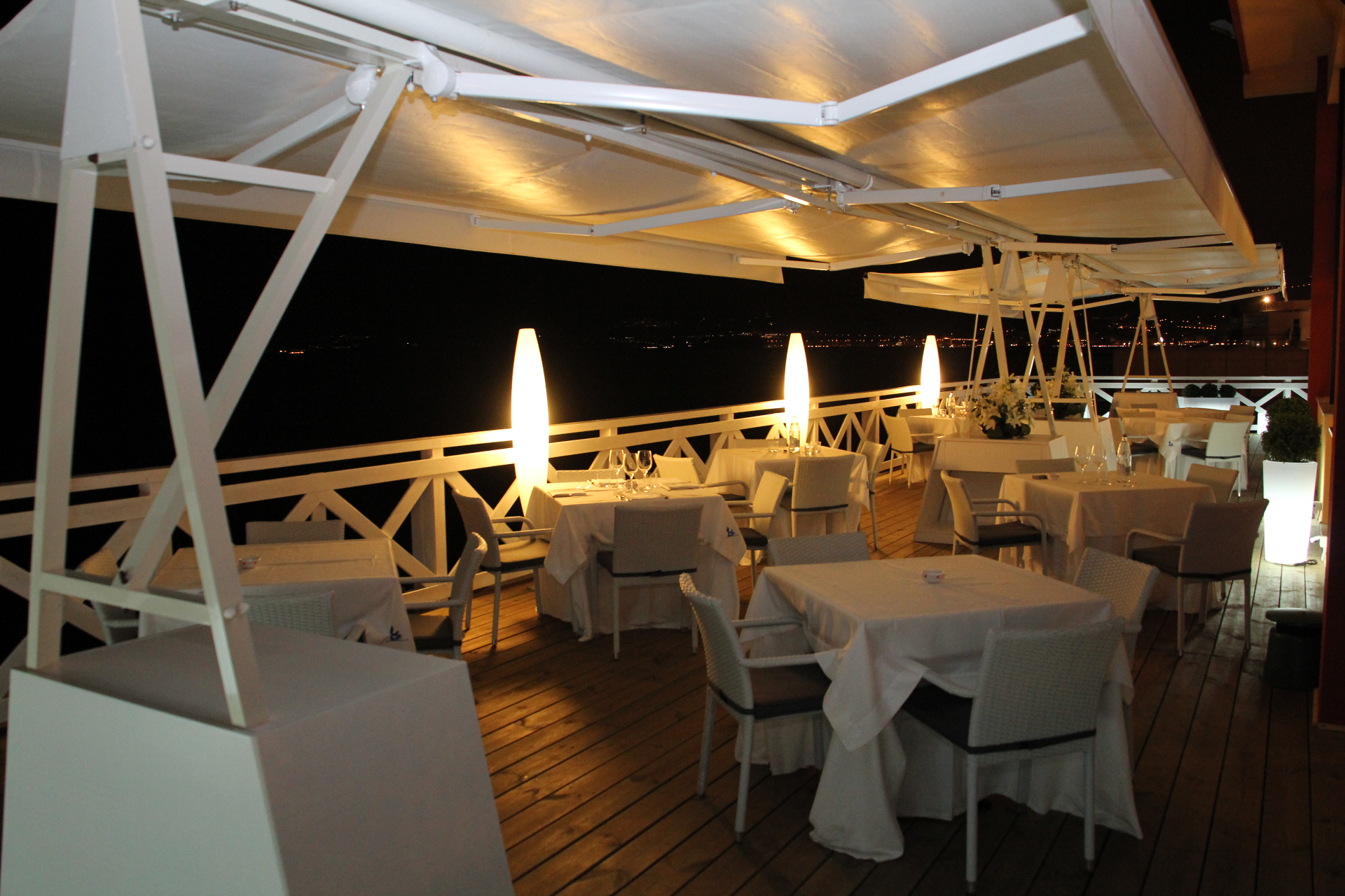 Allestimento serale della terrazza esclusiva Miramare