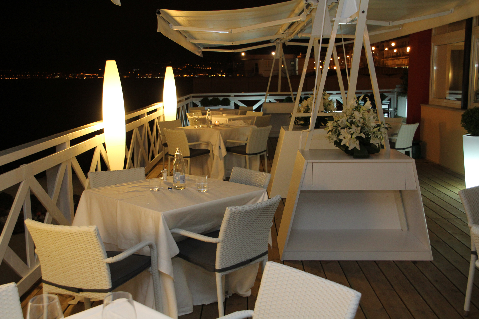 Dettaglio della terrazza panoramica Miramare illuminata