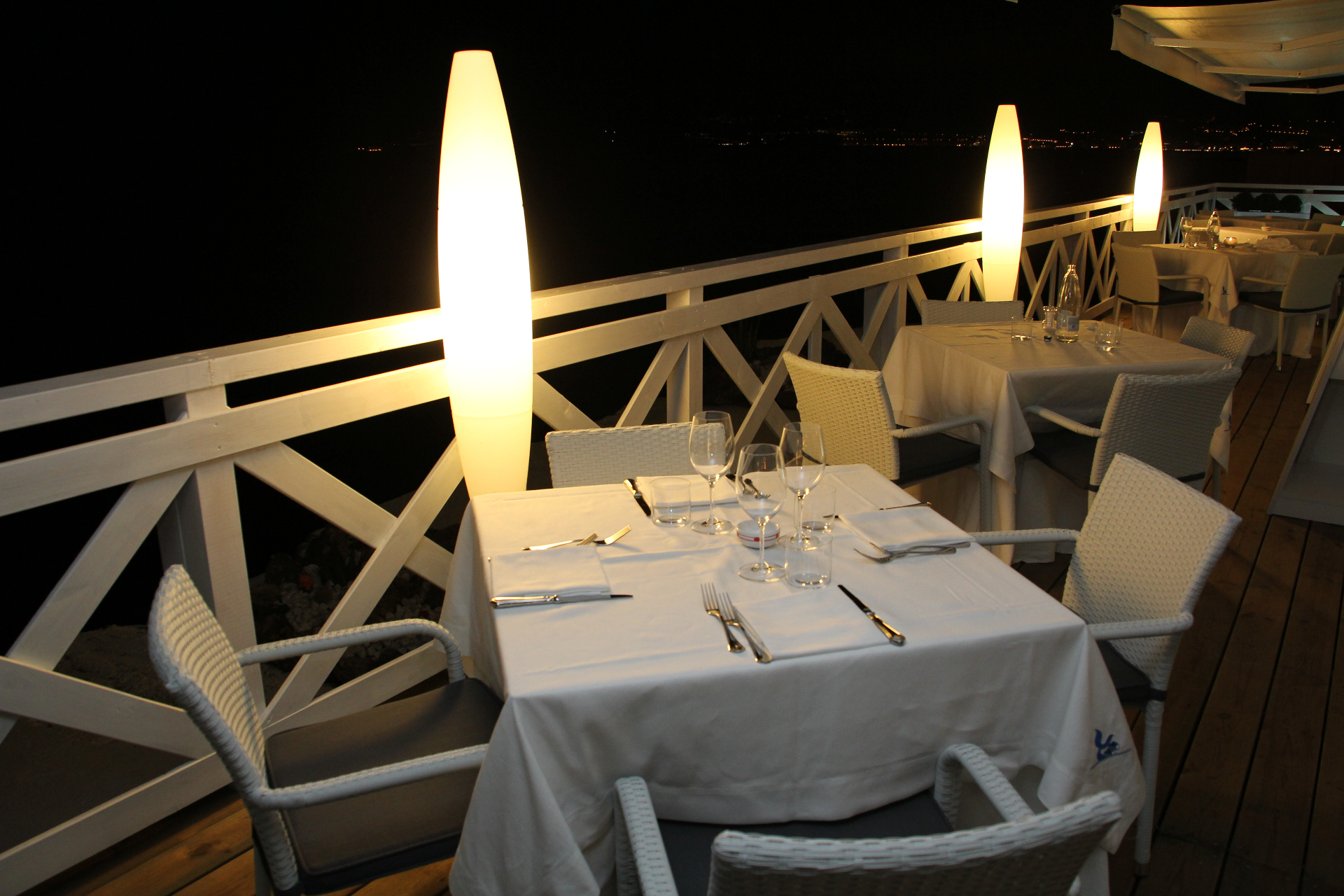 Tavolo apparecchiato sulla terrazza Miramare di notte