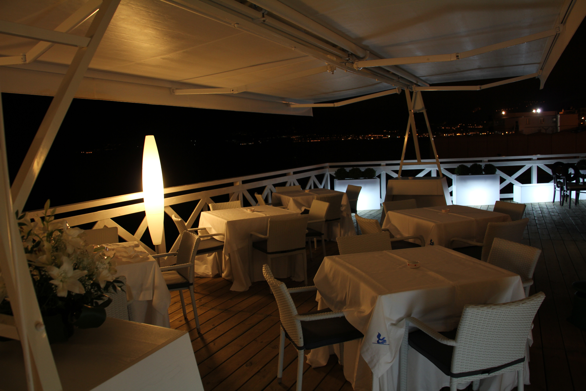 Terrazza Miramare illuminata di sera