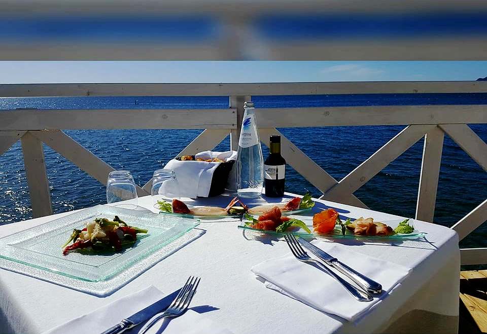 Tavolo apparecchiato sulla terrazza vista mare