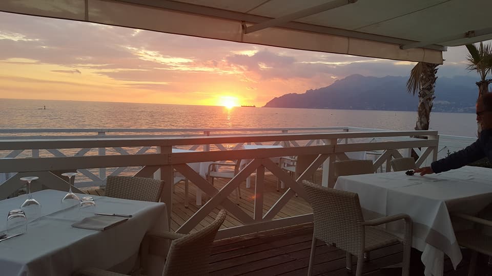 Terrazza Miramare al tramonto con tavoli vista mare