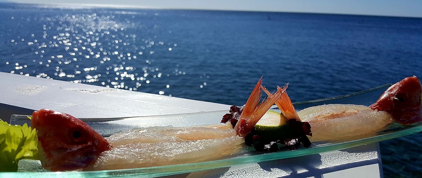 Crudi di mare serviti sulla terrazza Miramare con vista sul Golfo di Salerno