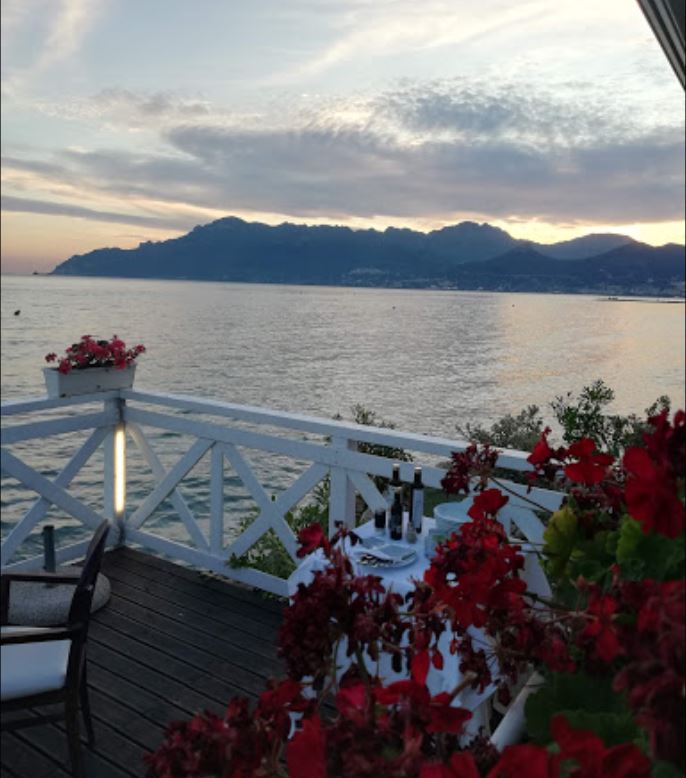 Tramonto sulla terrazza Miramare con vista mare