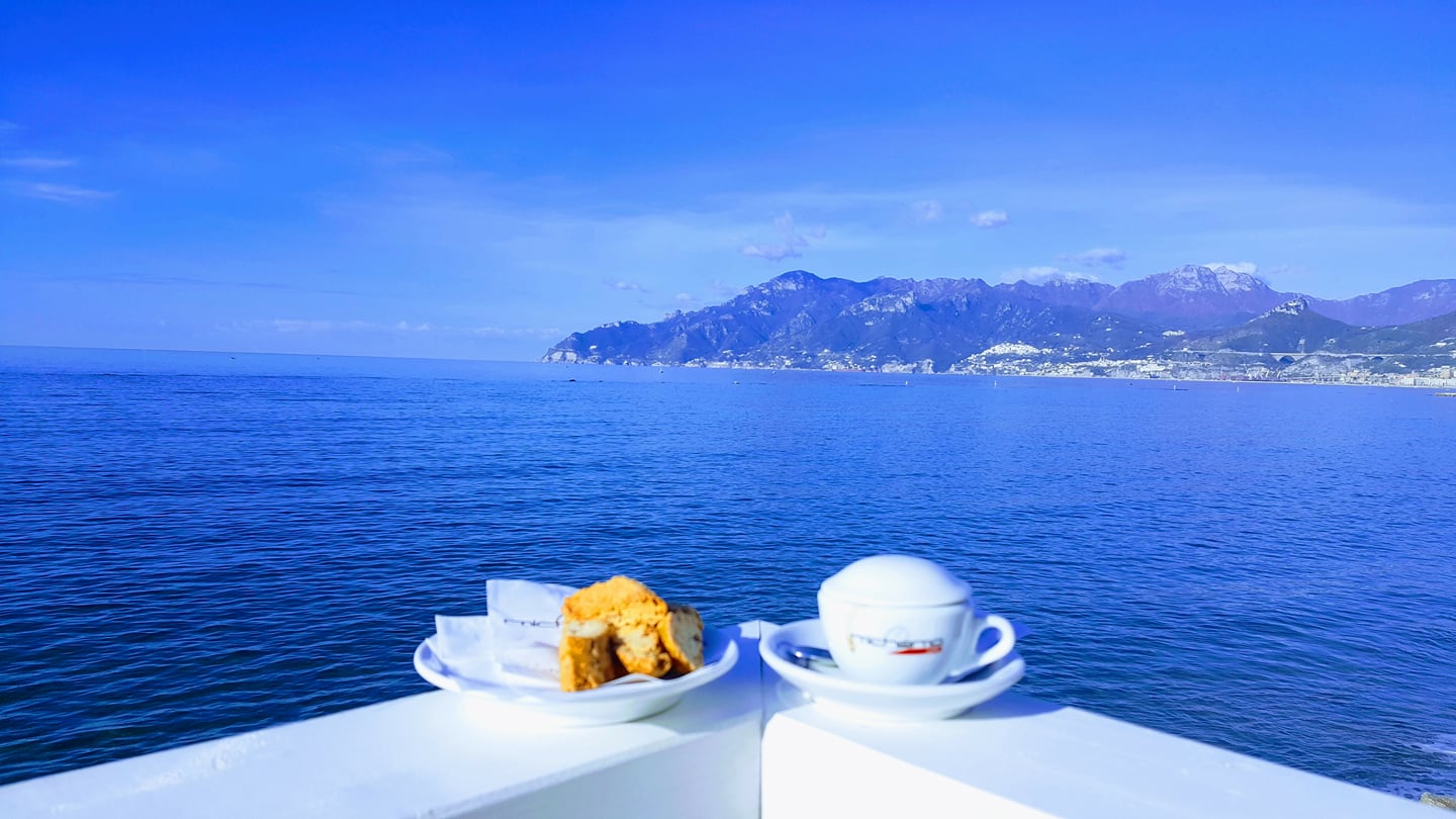 Caffè e biscotto con vista panoramica sul Golfo
