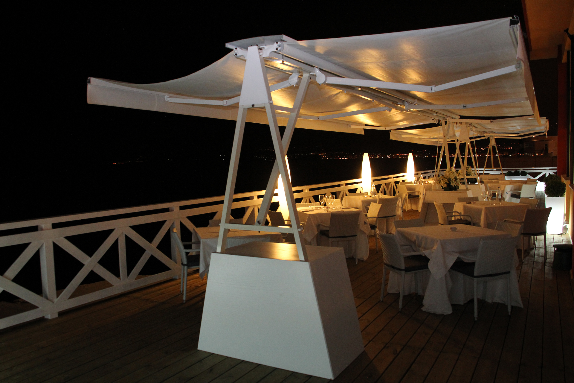 Vista notturna della terrazza sul mare del Miramare
